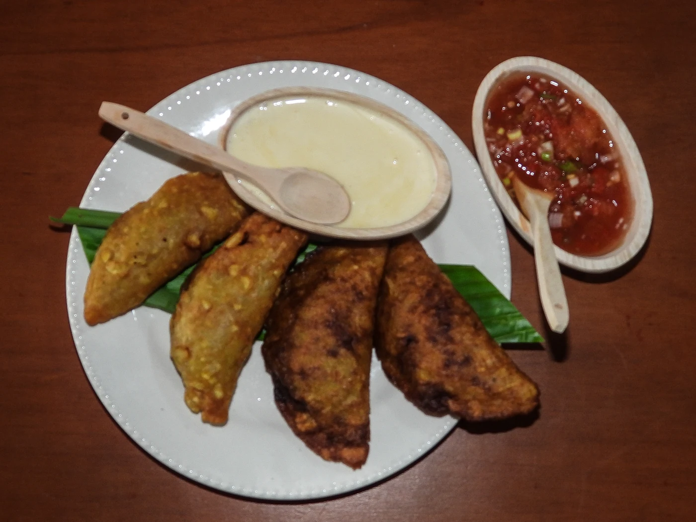 Empanadas de chiro verde con ají en piedra y mayonesa de chilangua